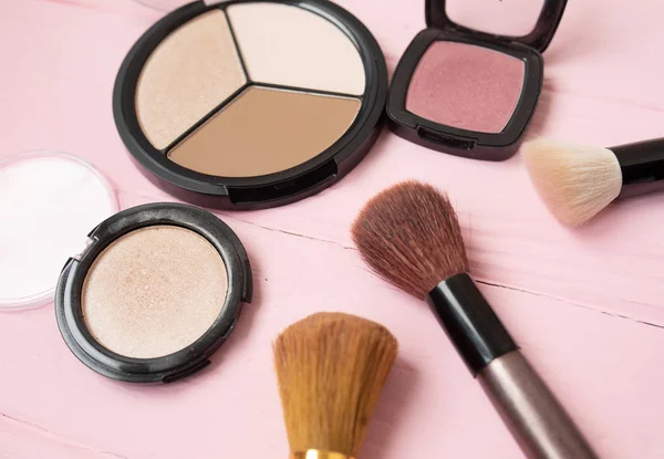 Cepillo Maquillaje Cosméticos Decorativos Sobre Fondo Rosa Pastel Con Espacio — Foto de Stock