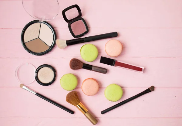 Cepillo Maquillaje Cosméticos Decorativos Sobre Fondo Rosa Pastel Con Espacio — Foto de Stock