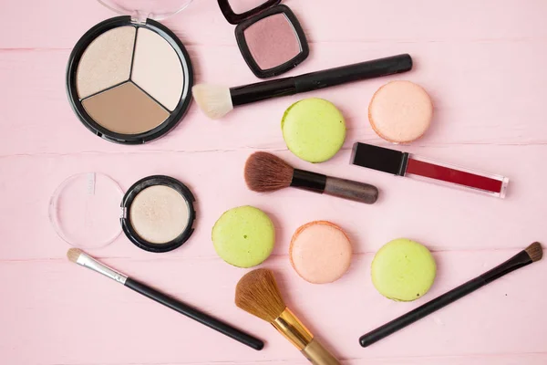 Cepillo Maquillaje Cosméticos Decorativos Sobre Fondo Rosa Pastel Con Espacio — Foto de Stock