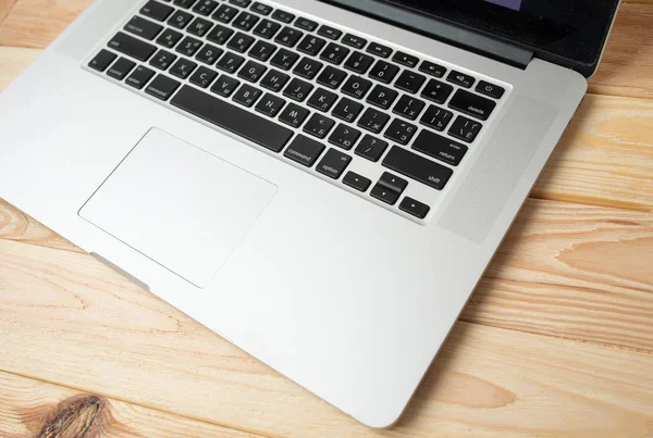 Teclado Ordenador Portátil Una Mesa Madera — Foto de Stock