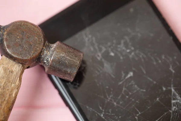 Bir Tablo Bir Çekiçle Parçalanmış Telefonun Ekranında — Stok fotoğraf