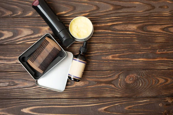 Eski ahşap arka plan üzerinde eski vintage berber dükkanı aracı. Vintage ahşap sakal tarak ve sakal yağları.