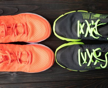 eski retro ahşap arka plan modern trendy spor ayakkabıları.