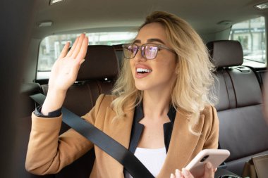 Arabanın içine çalışma iş insanlar Toplantı