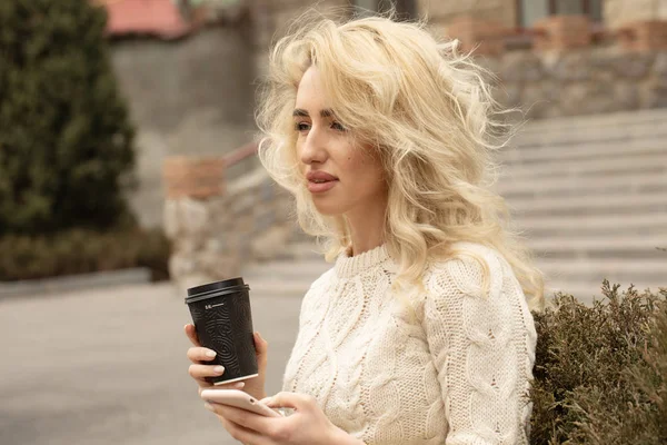 Tânără Modernă Într Oraş Mare Blonda Femeie Telefon Mobil Ceașcă — Fotografie, imagine de stoc