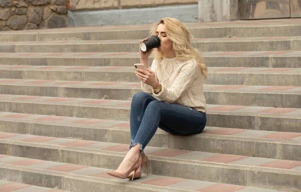 Imagen Una Hermosa Mujer Elegante Sentada Las Escaleras Calle Con — Foto de Stock