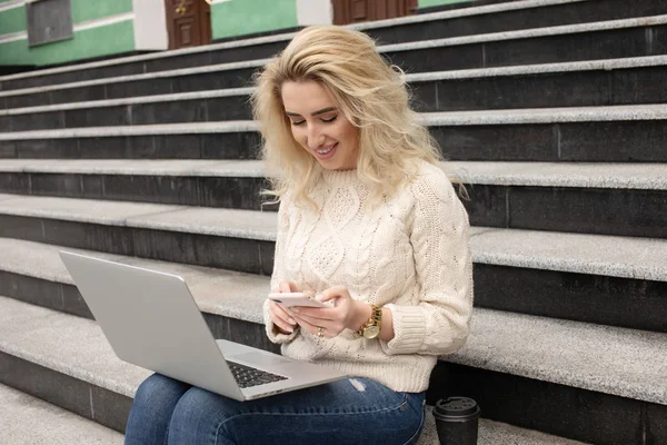 Giovane Donna Affari Attraente Seduto Sulle Scale Utilizzando Laptop Moderno — Foto Stock