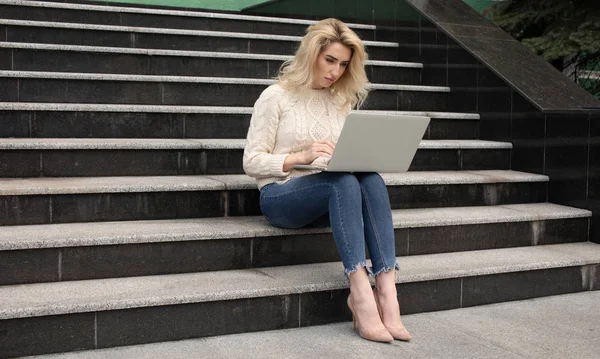 年轻迷人的女商人坐在楼梯上 使用现代笔记本电脑 — 图库照片