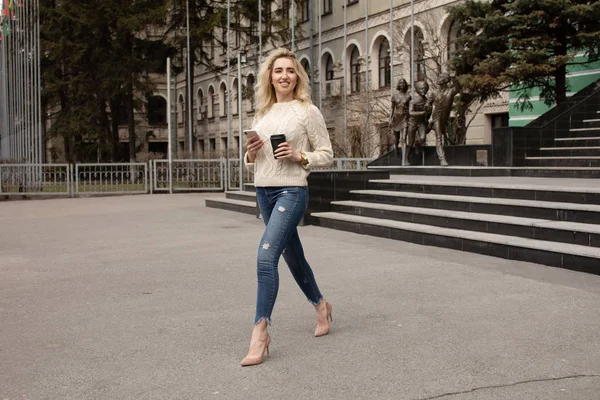 Joven Mujer Negocios Usando Teléfono Calle — Foto de Stock