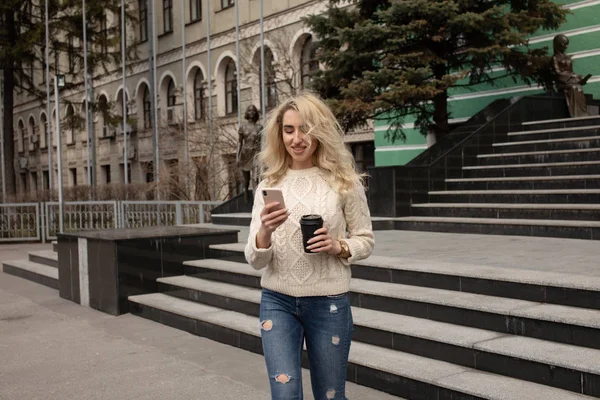 Joven Mujer Negocios Usando Teléfono Calle — Foto de Stock