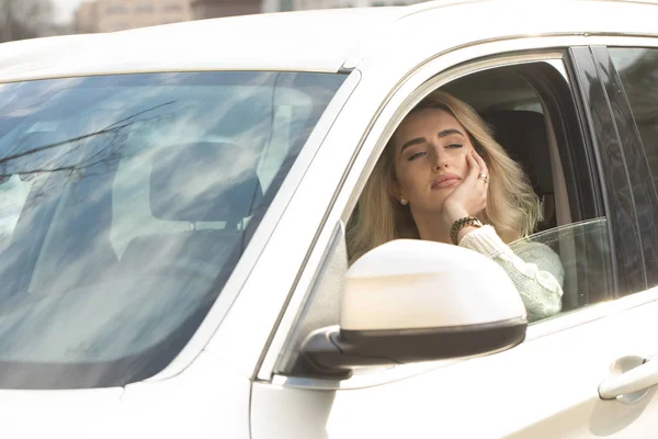 Schöne Frau Sitzt Und Auto Fährt Sie Hält Ein Handy — Stockfoto