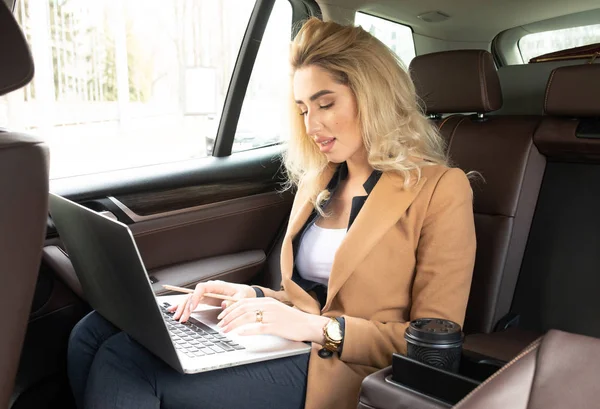 Hermosa Mujer Negocios Sentada Asiento Trasero Del Coche Trabajo Ordenador — Foto de Stock