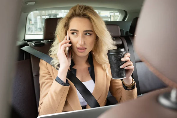 Hermosa Mujer Negocios Está Utilizando Teléfono Inteligente Sonriendo Mientras Está — Foto de Stock