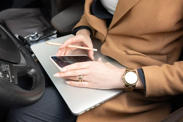 Hermosa Joven Mujer Negocios Utilizando Ordenador Portátil Teléfono Coche — Foto de Stock