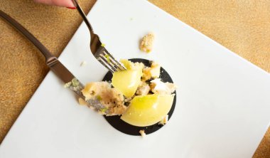 Kafede beyaz tabakta Limonkek