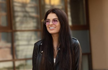 genç gülümseyen kadın açık havada dikey. yumuşak güneşli colors.close portresi.