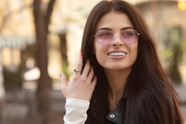 genç gülümseyen kadın açık havada dikey. yumuşak güneşli colors.close portresi.