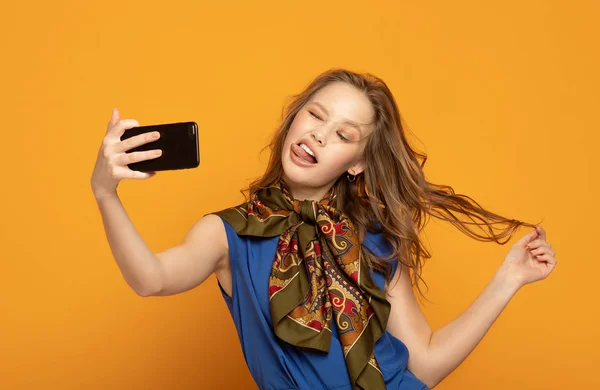 Czas Selfie Atrakcyjna Młoda Kobieta Dzień Nosić Selfie Przez Jej — Zdjęcie stockowe