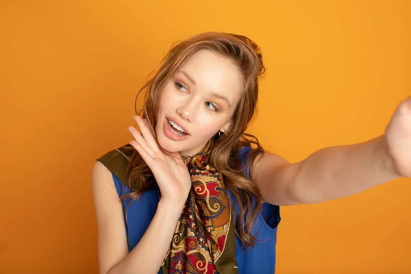 Czas Selfie Atrakcyjna Młoda Kobieta Dzień Nosić Selfie Przez Jej — Zdjęcie stockowe
