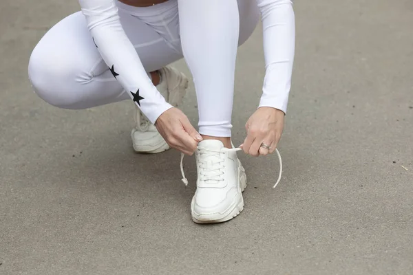 Jonge Vrouw Runner Koppelverkoop Schoenveters Met Kopie Ruimte Gezonde Levensstijl — Stockfoto