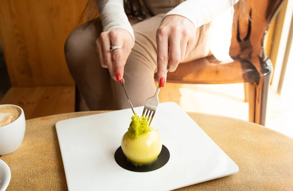 Gâteau Citron Sur Plaque Blanche Dans Café — Photo