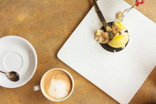 Gâteau Citron Sur Plaque Blanche Dans Café — Photo