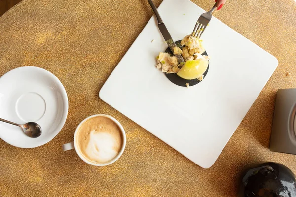 Gâteau Citron Sur Plaque Blanche Dans Café — Photo