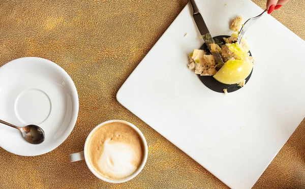 Gâteau Citron Sur Plaque Blanche Dans Café — Photo