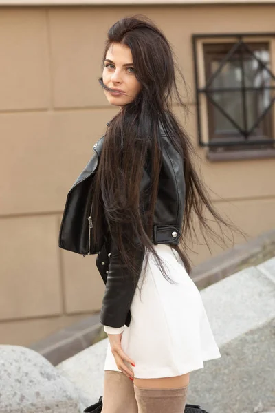 Jonge Mooie Modieuze Brunette Vrouw Zwart Lederen Jas Poseren Buiten — Stockfoto