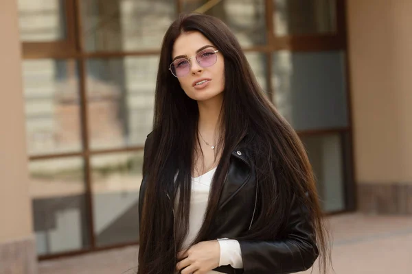Young Beautiful Fashionable Brunette Woman Black Leather Jacket Posing Outdoors — 스톡 사진