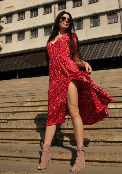 Kırmızı Çırpınan Elbiseli Güzel Kadın Kentsel Arka Plan — Stok fotoğraf