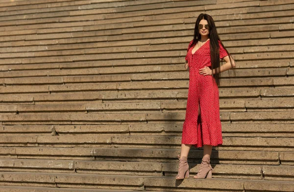 Красивая Женщина Красном Платье Городской Фон — стоковое фото