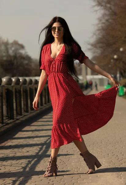 Красива Жінка Червоній Сукні Міське Тло — стокове фото