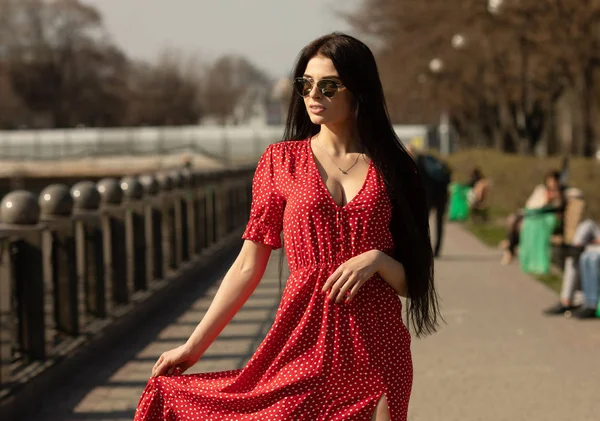 Kırmızı Çırpınan Elbiseli Güzel Kadın Kentsel Arka Plan — Stok fotoğraf