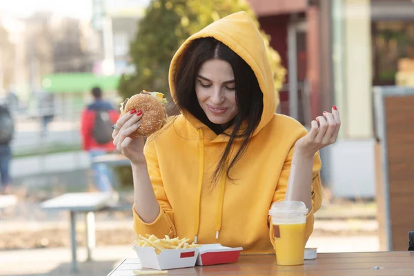 Jonge Vrouw Vergadering Eten Van Een Hamburger Hand Greep Honger — Stockfoto