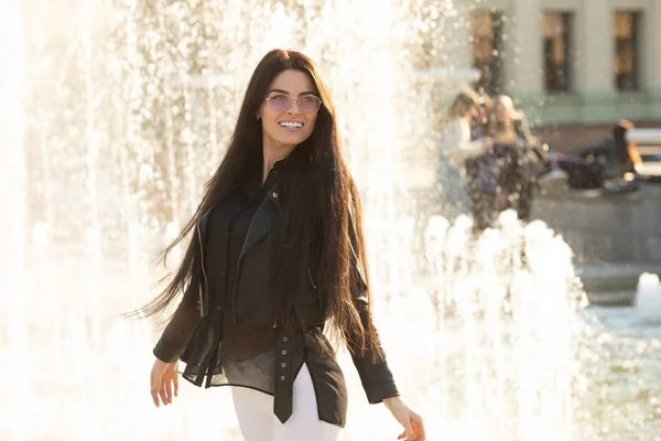 Jovem Mulher Sorridente Livre Retrato Cores Suaves Ensolaradas Fechar Retrato — Fotografia de Stock