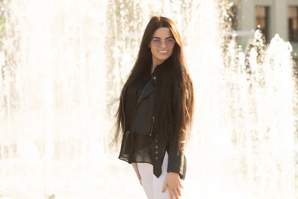 Jovem Mulher Sorridente Livre Retrato Cores Suaves Ensolaradas Fechar Retrato — Fotografia de Stock