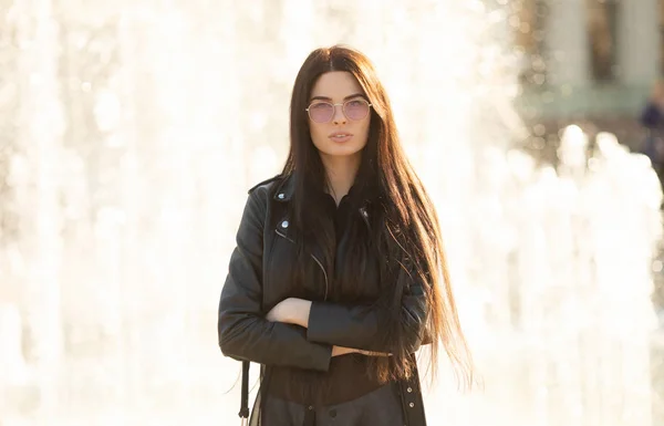 Jovem Bela Mulher Morena Moda Jaqueta Couro Preto Posando Livre — Fotografia de Stock