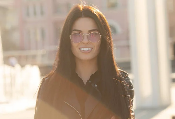 Joven Mujer Sonriente Aire Libre Retrato Colores Soleados Suaves Cerrar — Foto de Stock