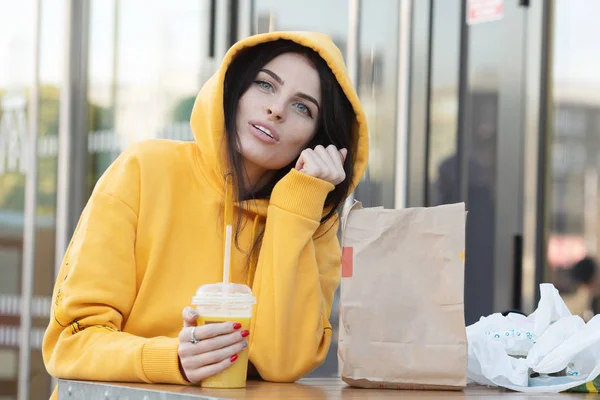 Alimentación Saludable Mujer Joven Bebiendo Jugo Naranja Bar Del Restaurante —  Fotos de Stock