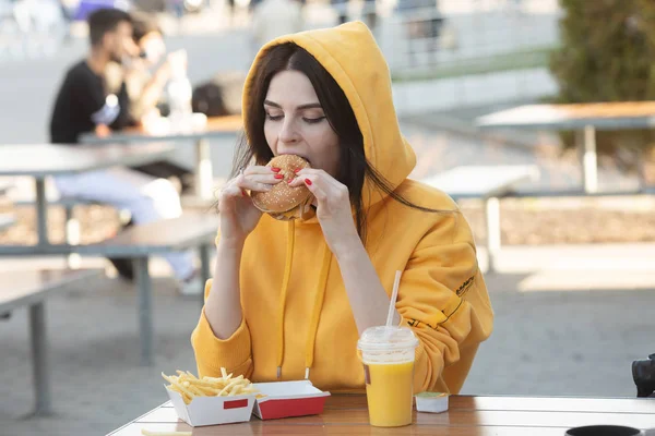 Fiatal Eszik Egy Hamburgert Hand Hold Éhség Étel Étkezés Koncepció — Stock Fotó