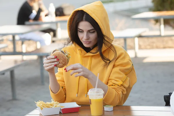 Jonge Vrouw Vergadering Eten Van Een Hamburger Hand Greep Honger — Stockfoto