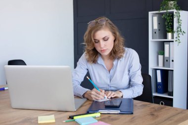 Ofiste çalışan güzel genç bir kadının portresi..