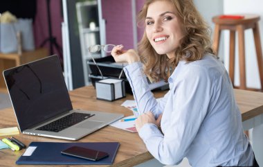 Ofiste çalışan güzel genç bir kadının portresi..