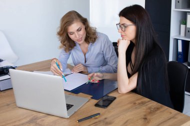 iş kadınları modern ofisinde gayrı resmi toplantısı 