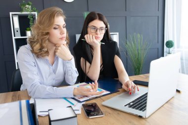 İş kadınları, ofis Resepsiyon bir dizüstü bilgisayar, ekip çalışması kavramı birlikte çalışma