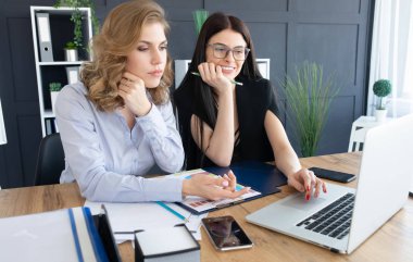 İş kadınları, ofis Resepsiyon bir dizüstü bilgisayar, ekip çalışması kavramı birlikte çalışma