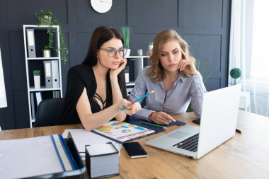 İş kadınları, ofis Resepsiyon bir dizüstü bilgisayar, ekip çalışması kavramı birlikte çalışma