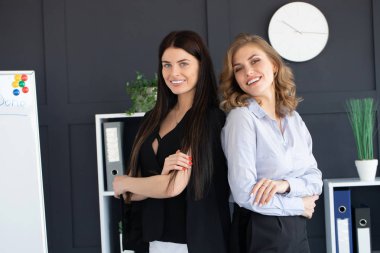 iş kadınları modern ofisinde gayrı resmi toplantısı 