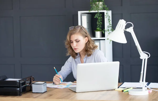 Joven Empresaria Hermosa Concentrada Que Trabaja Ordenador Portátil Oficina Moderna — Foto de Stock